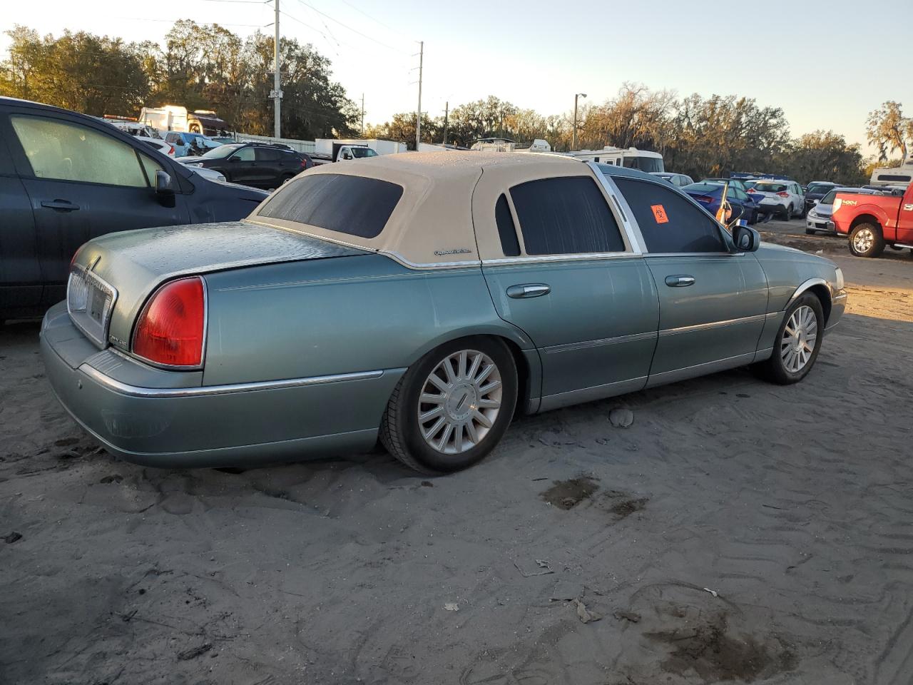 2004 Lincoln Town Car Executive VIN: 1LNHM81WX4Y674295 Lot: 81937454