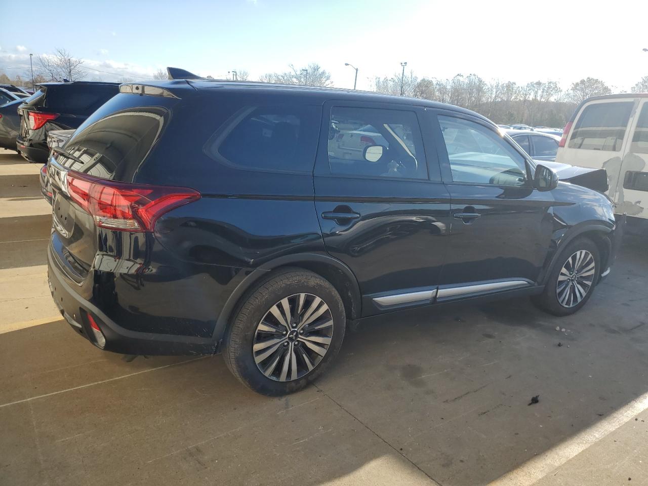 2020 Mitsubishi Outlander - Image 3
