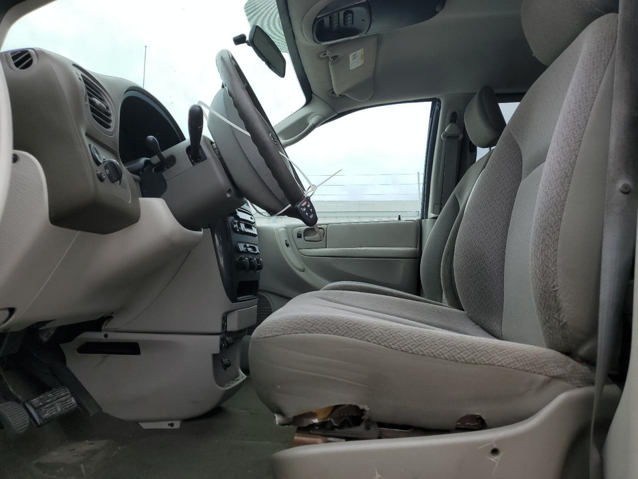 2005 Dodge Caravan - Image 7