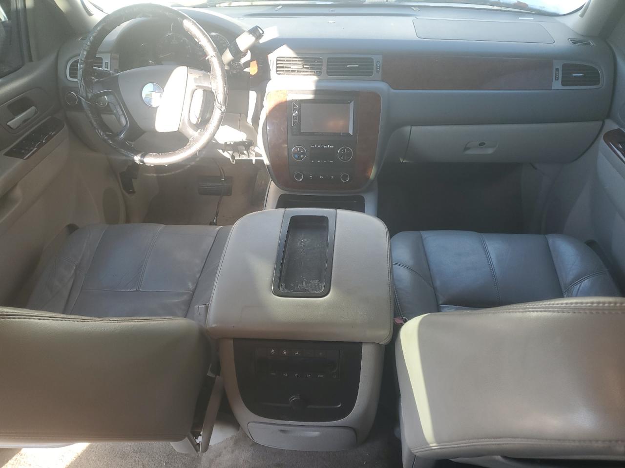2010 Chevrolet Suburban - Image 8
