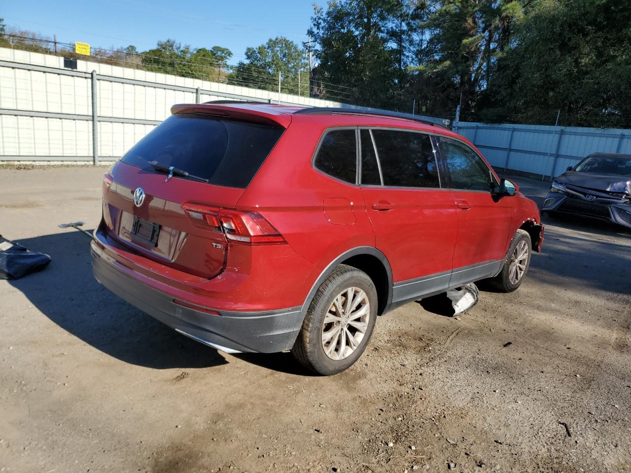 2018 Volkswagen Tiguan - Image 3
