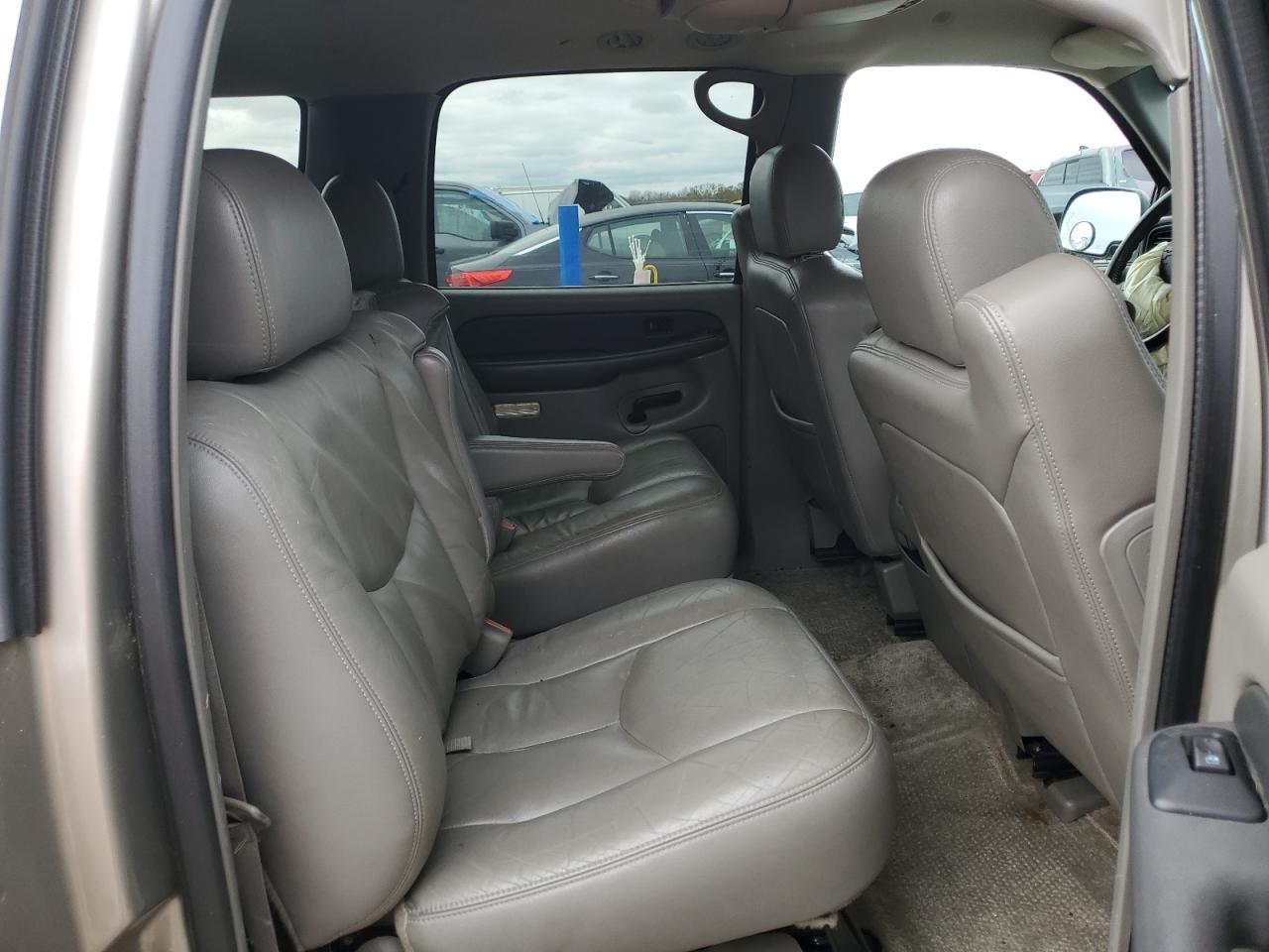 2003 Chevrolet Suburban - Image 12