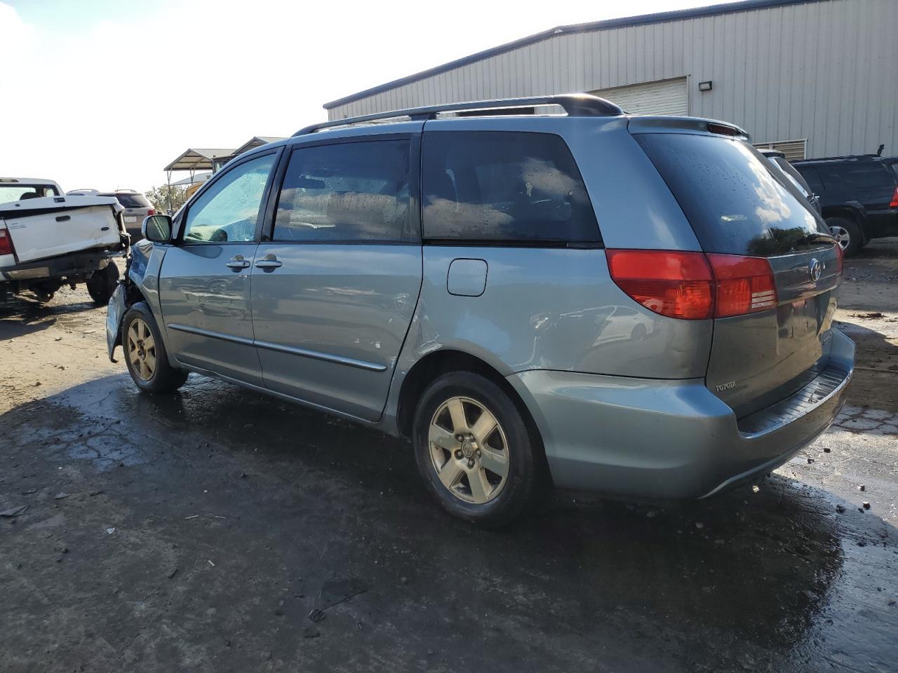 2004 Toyota Sienna - Image 2