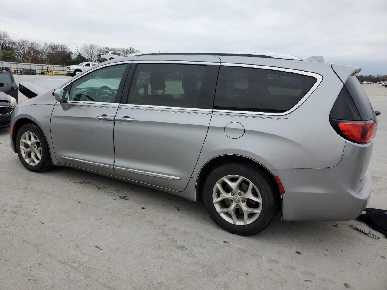 2017 Chrysler Pacifica - Image 2