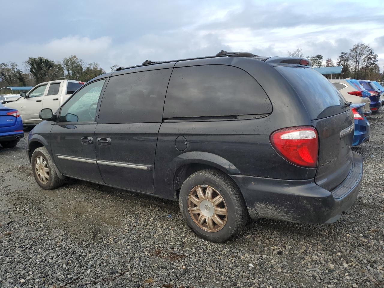 2005 Chrysler Town & Country - Image 2