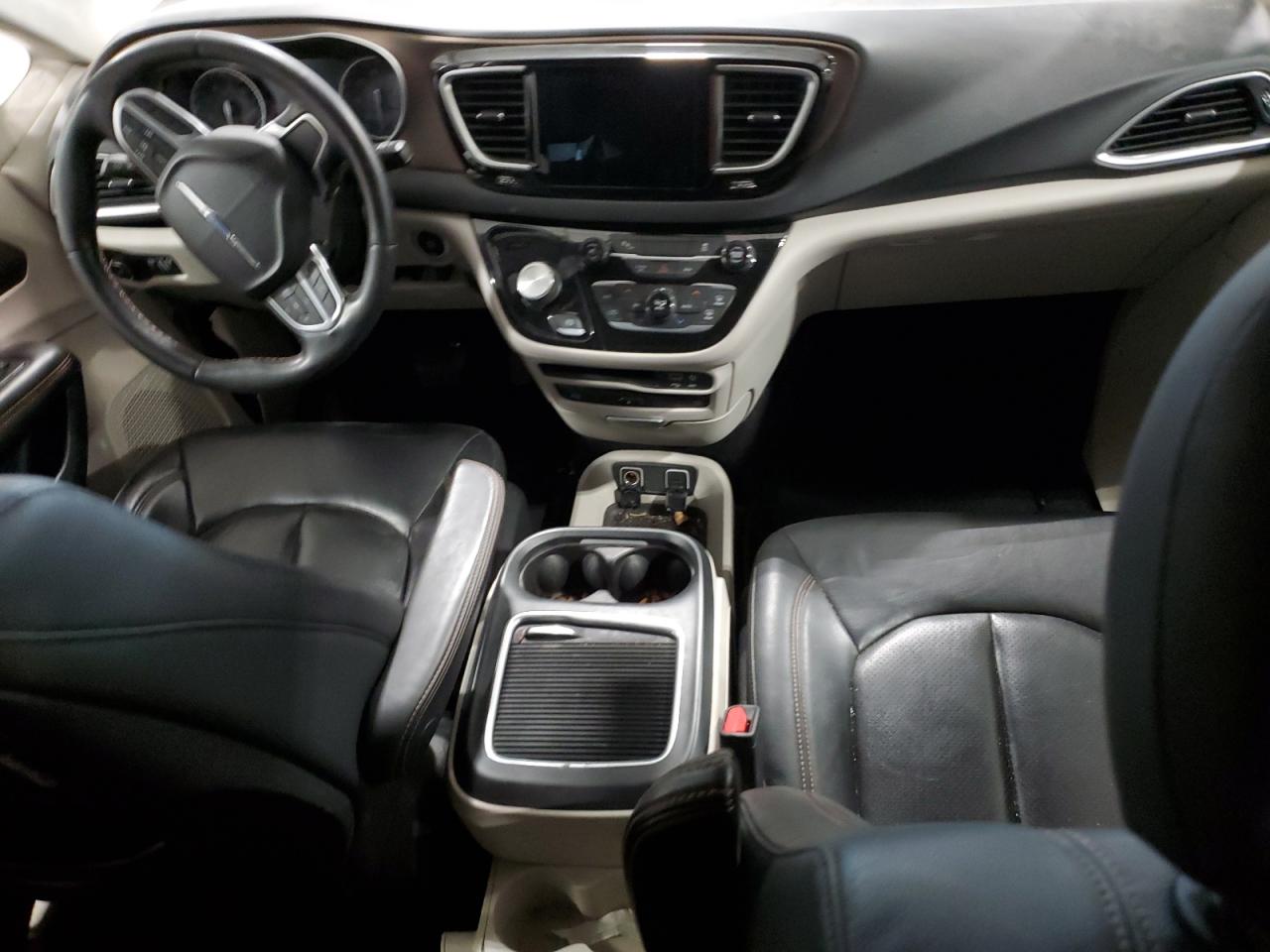 2017 Chrysler Pacifica - Image 8