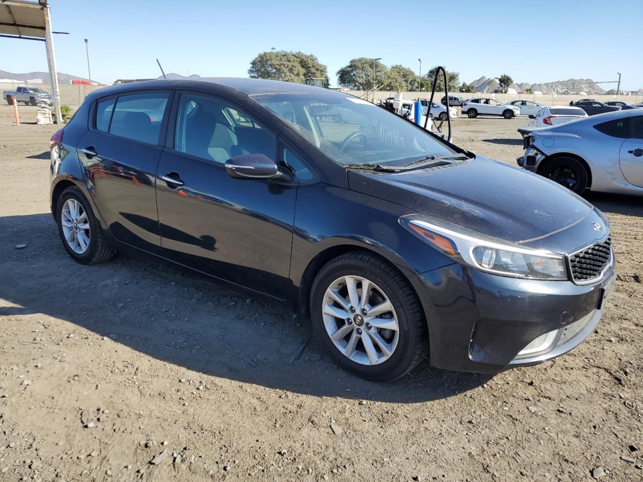 VIN KNAFK5A84H5680423 2017 KIA FORTE no.4