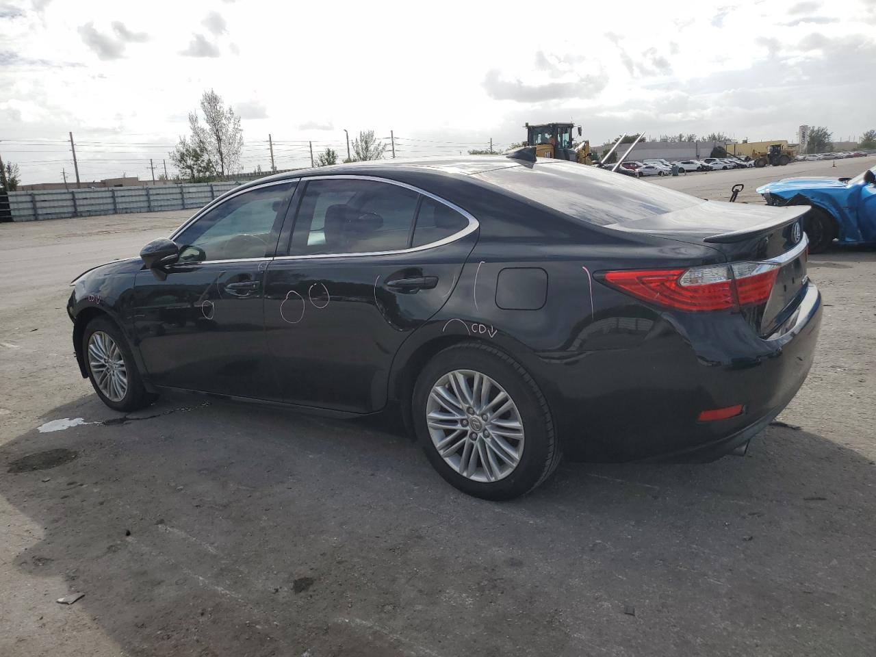 2015 Lexus ES - Image 2