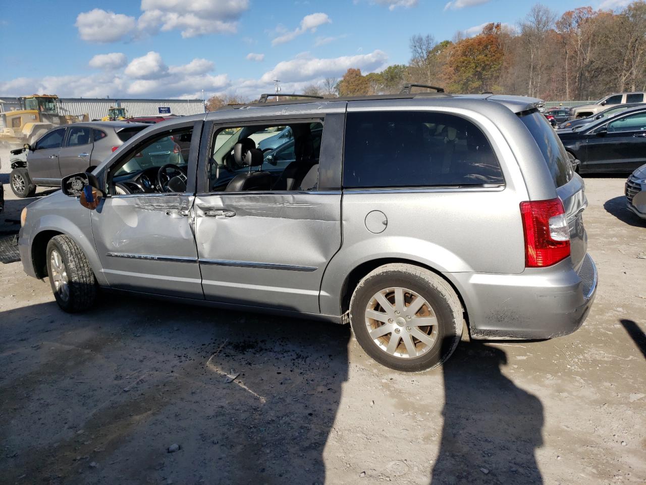 2014 Chrysler Town & Country - Image 2