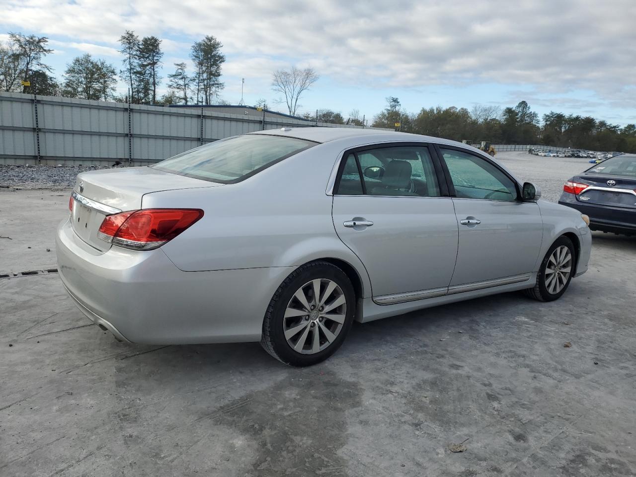 2011 Toyota Avalon - Image 3