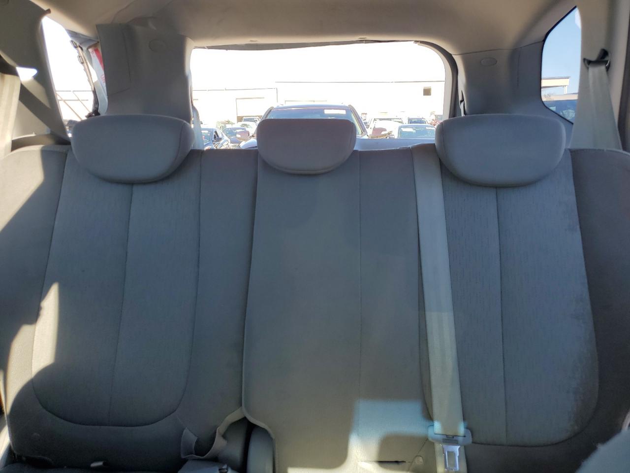 2009 Kia Rondo - Image 10