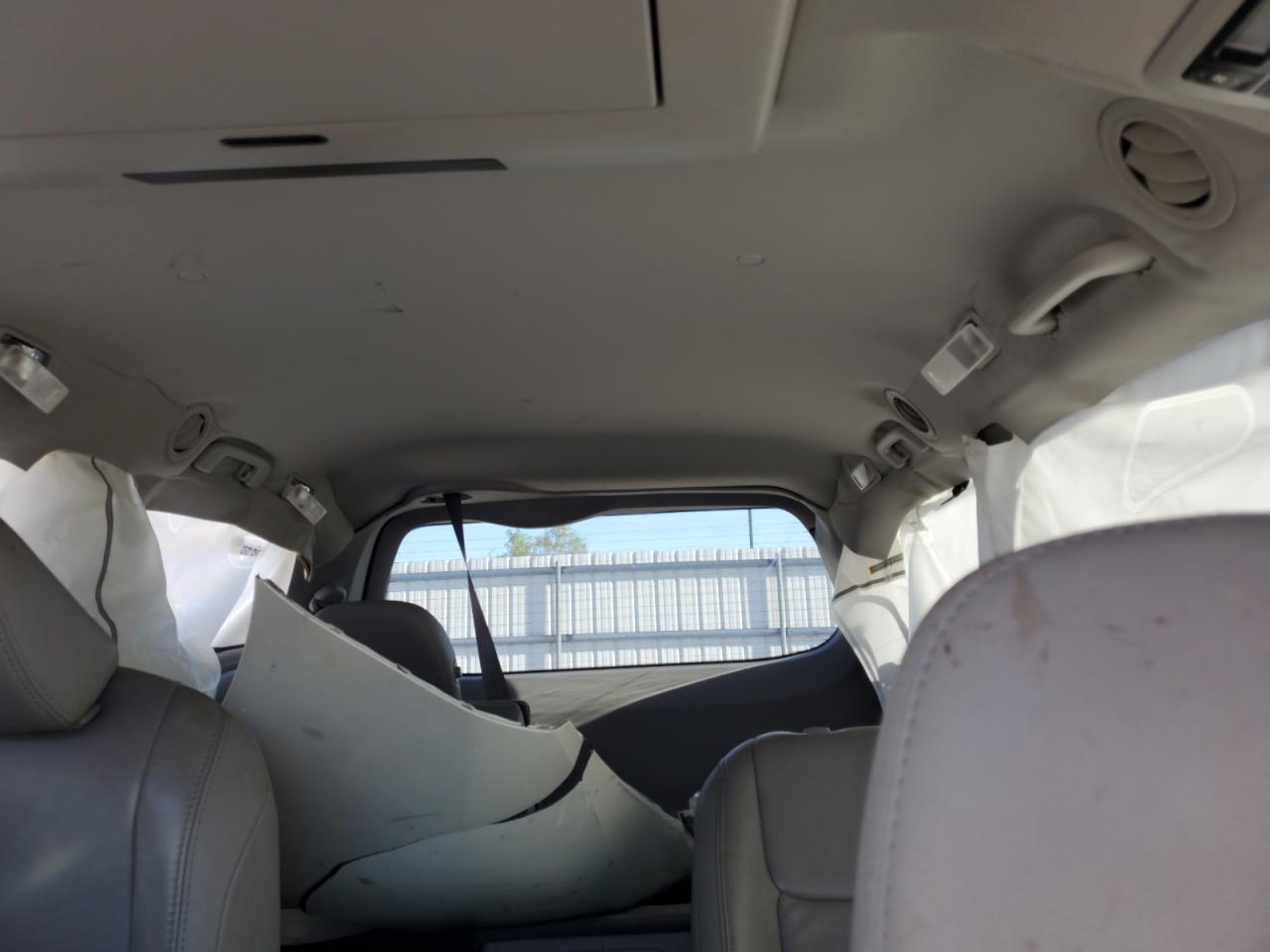 2017 Toyota Sienna - Image 10