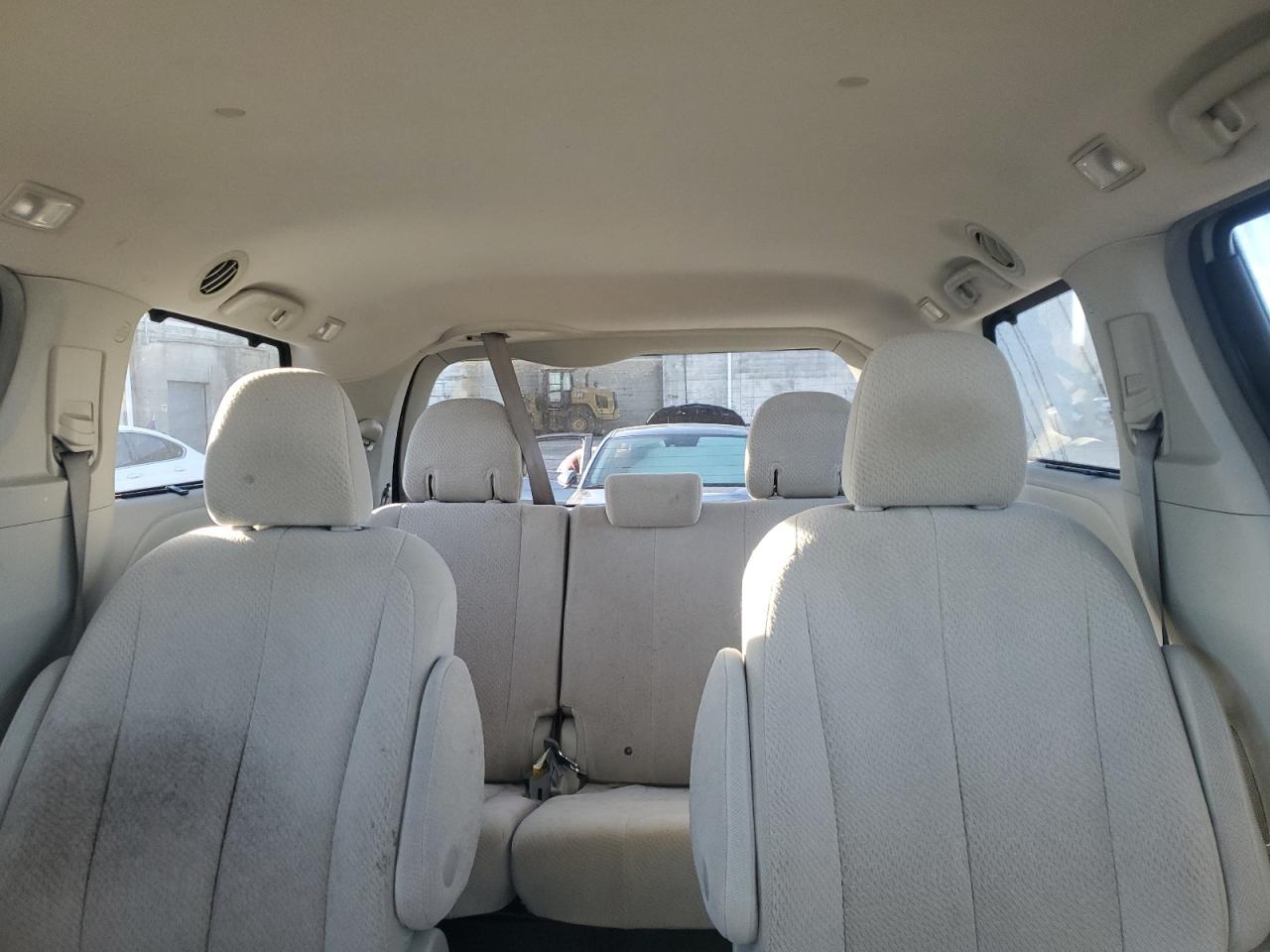 2012 Toyota Sienna - Image 10