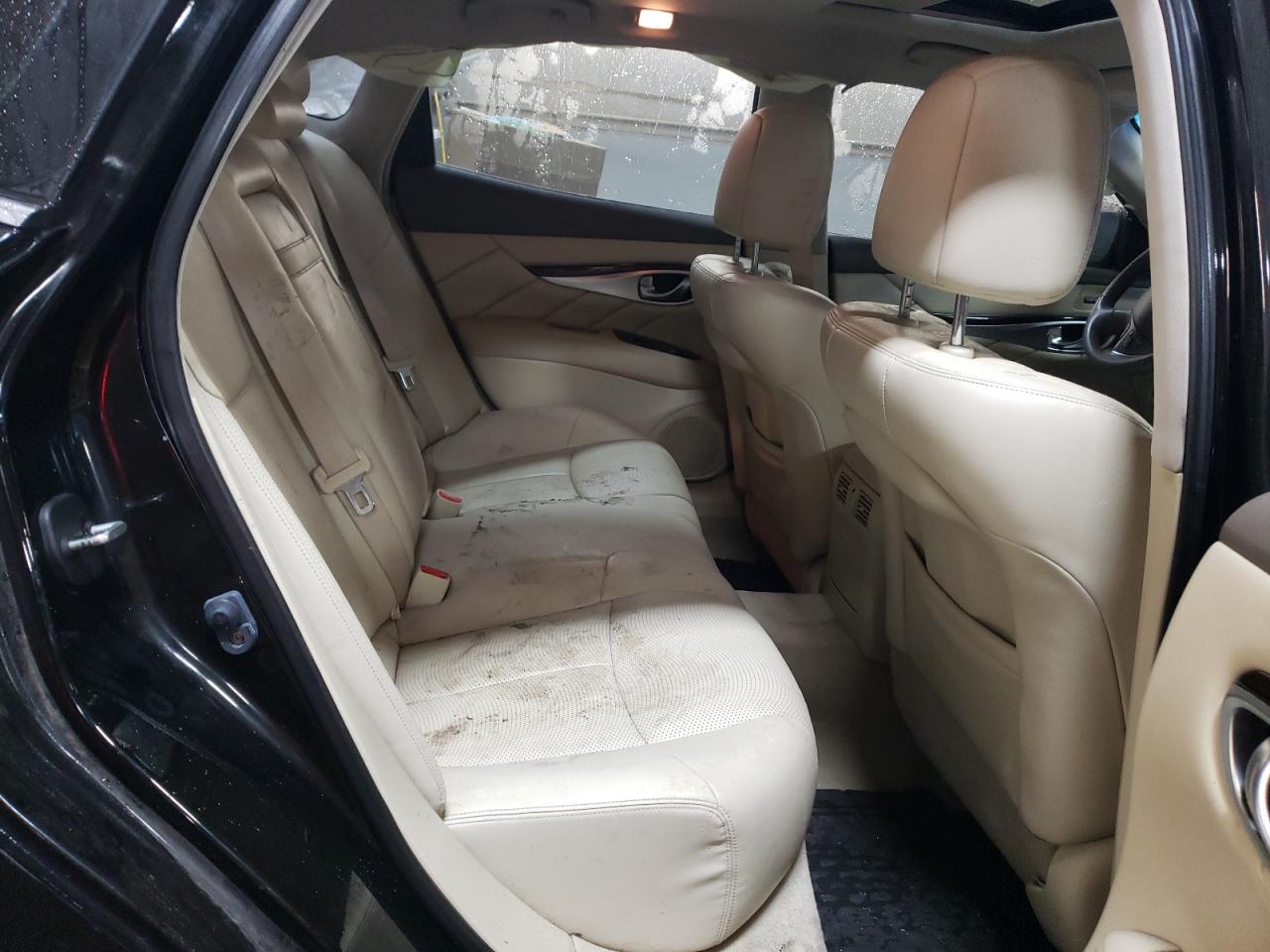 2011 Infiniti M - Image 10