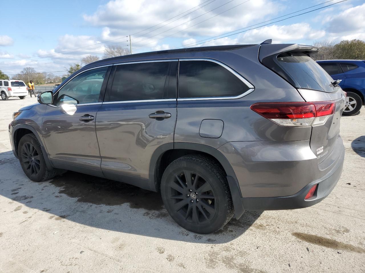 2019 Toyota Highlander - Image 2