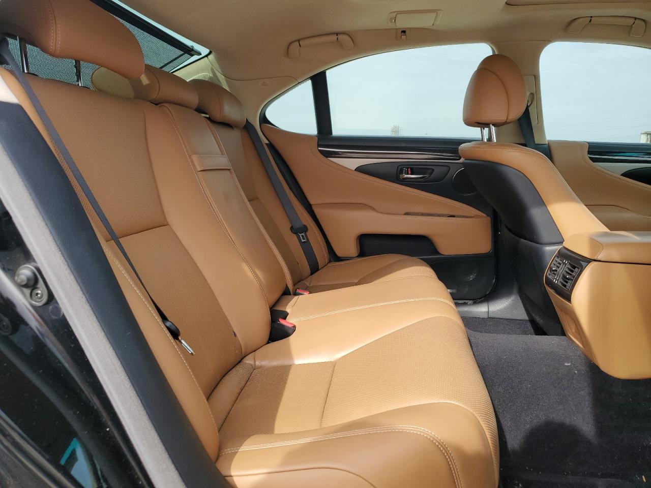 2014 Lexus LS - Image 11