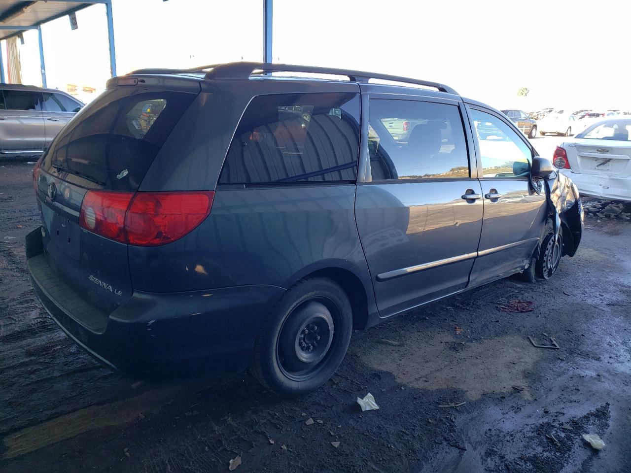 2010 Toyota Sienna - Image 3