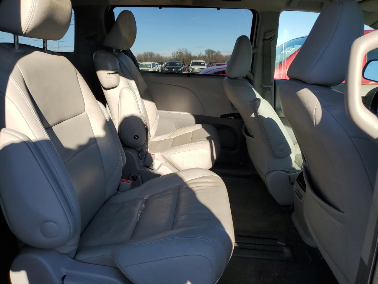 2017 Toyota Sienna - Image 11