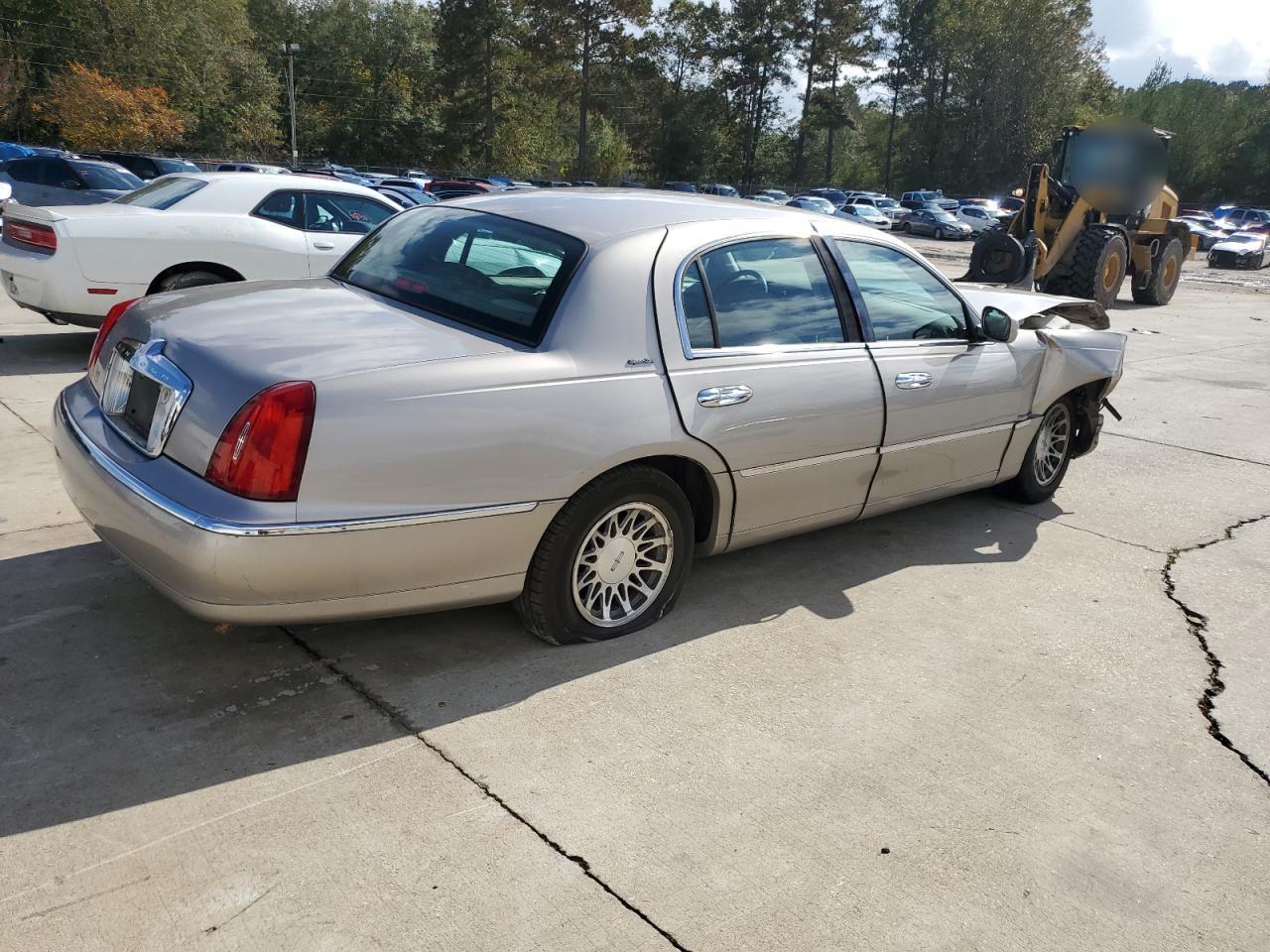 2001 Lincoln Town Car - Image 3