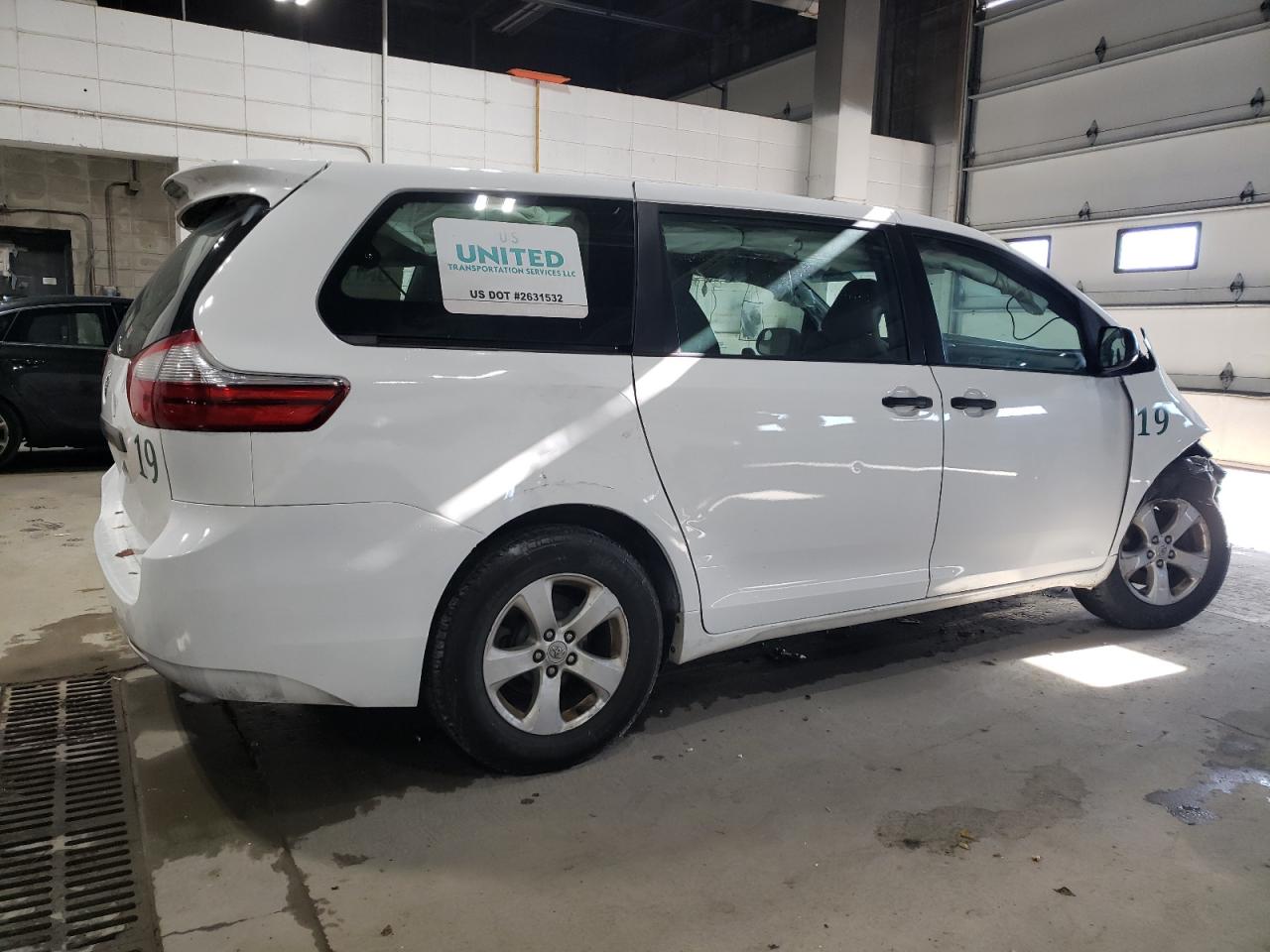 2015 Toyota Sienna - Image 3