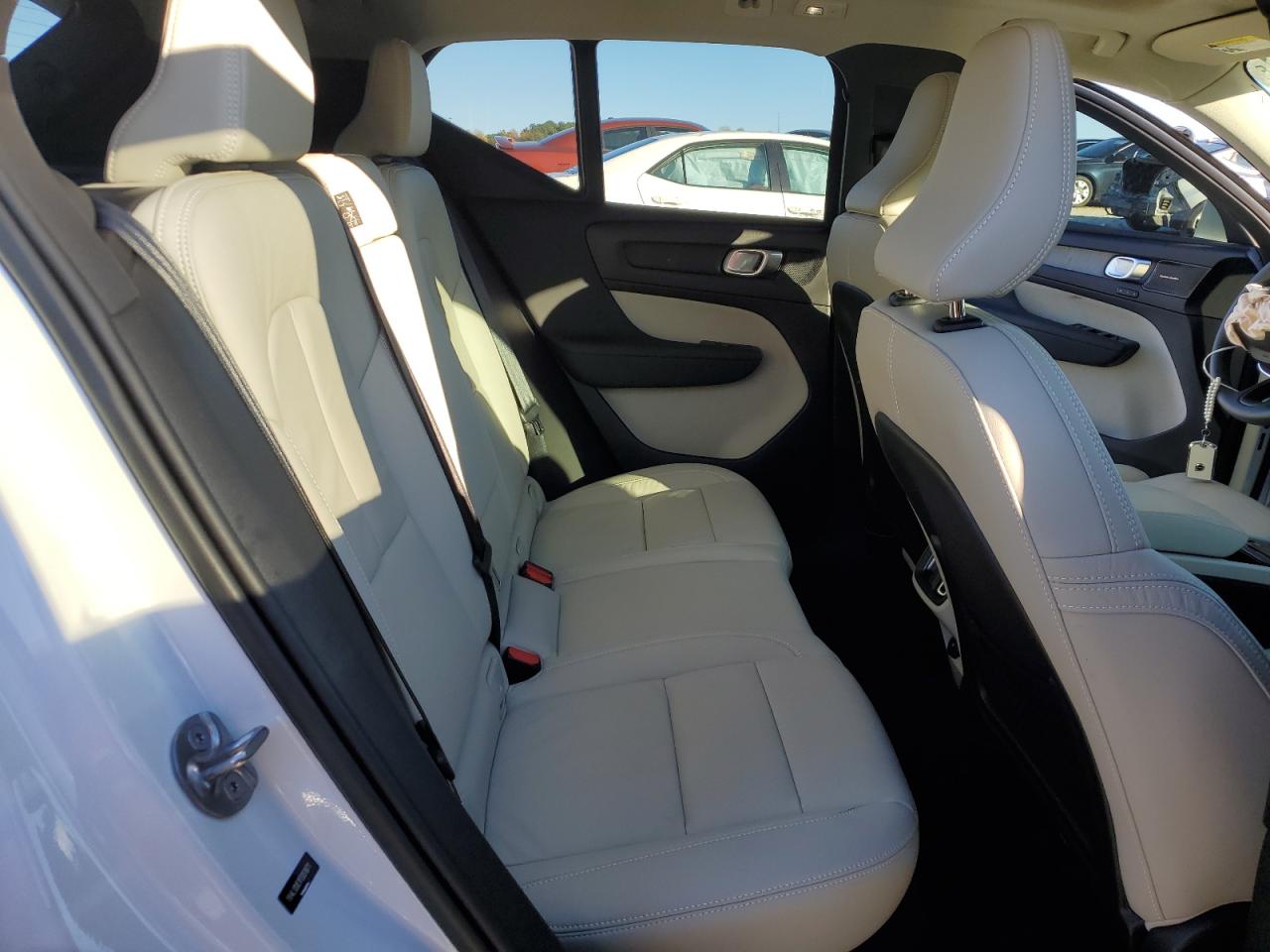 2023 Volvo XC40 - Image 11