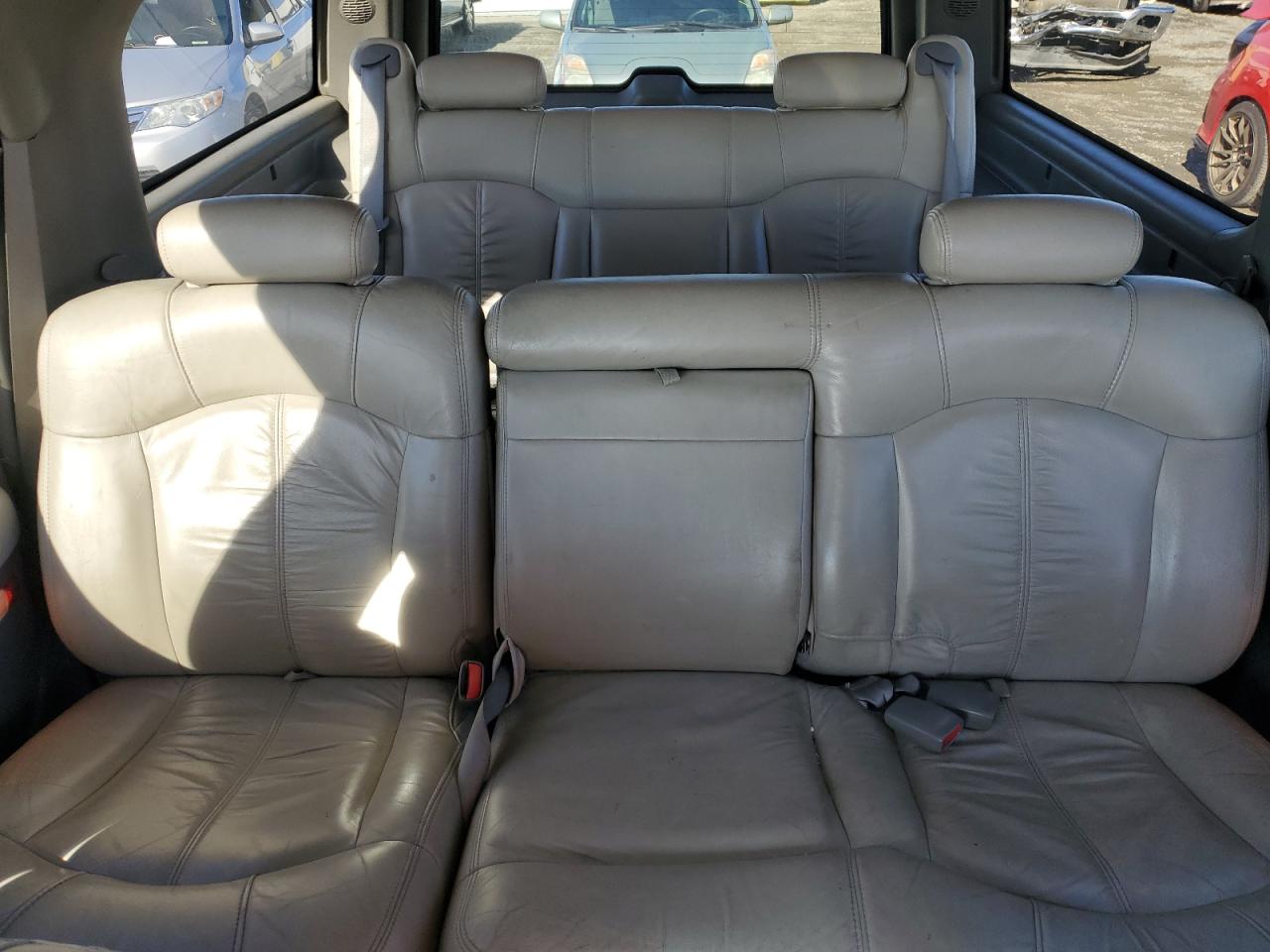 2001 Chevrolet Suburban - Image 10