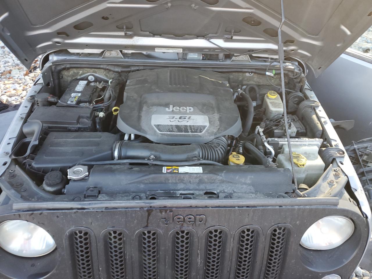 2013 Jeep Wrangler - Image 12