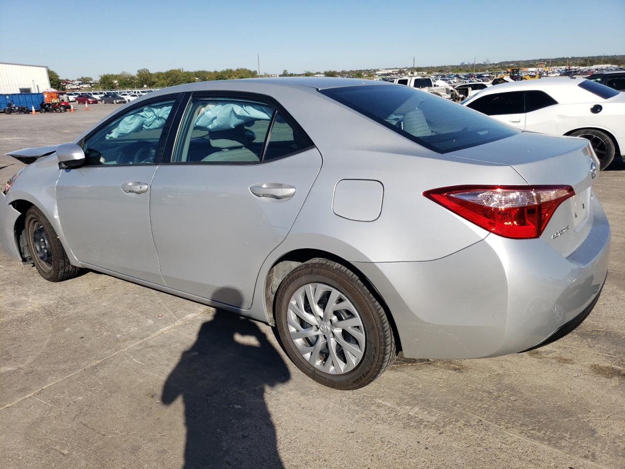 VIN 5YFBURHE1JP814022 2018 TOYOTA COROLLA no.2