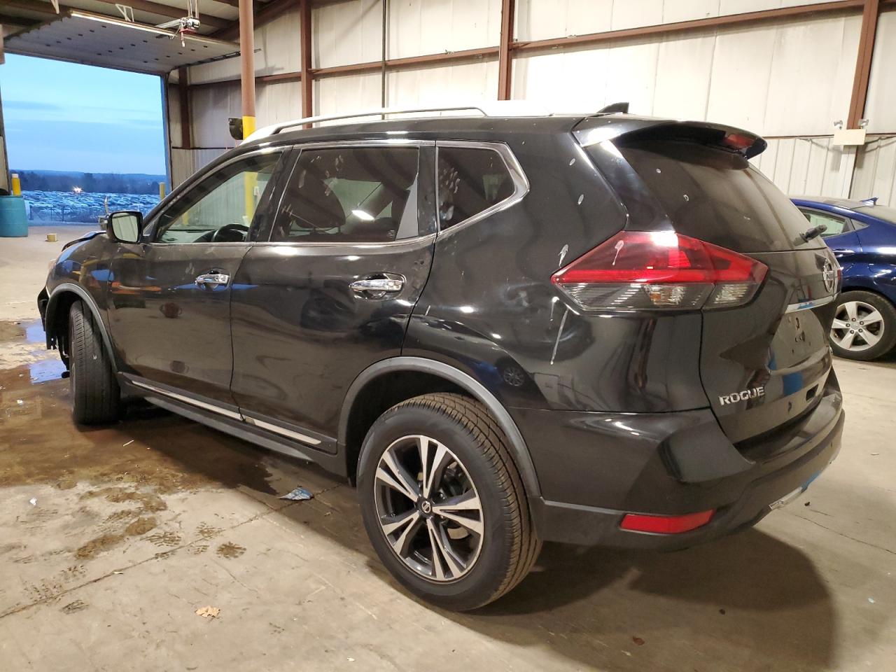 JN8AT2MV3JW302169 2018 NISSAN ROGUE - Image 2