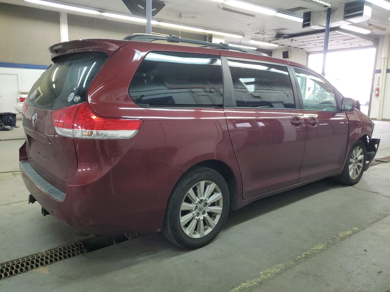2013 Toyota Sienna - Image 3