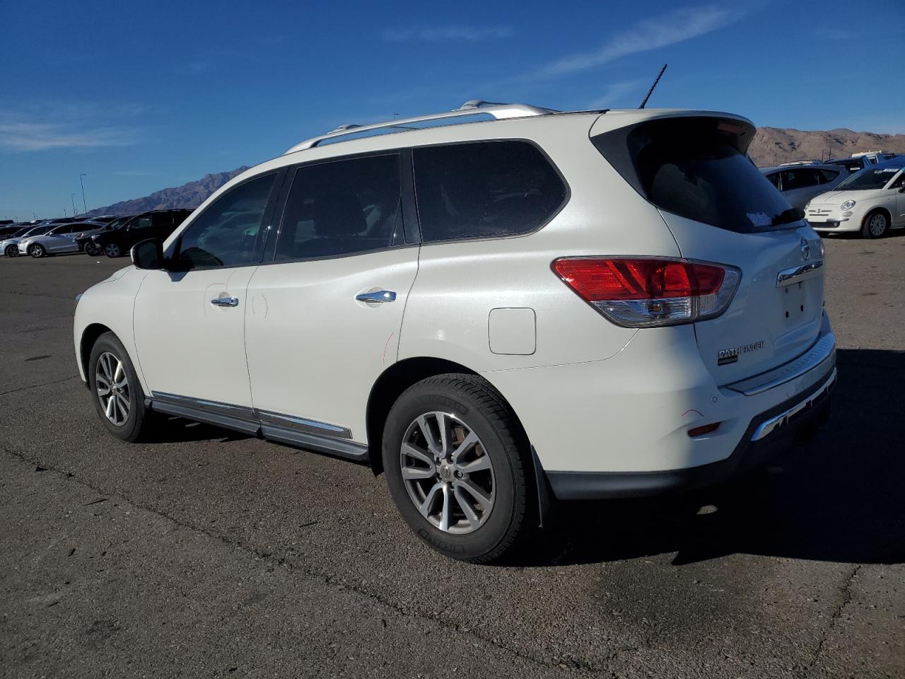2015 Nissan Pathfinder - Image 2