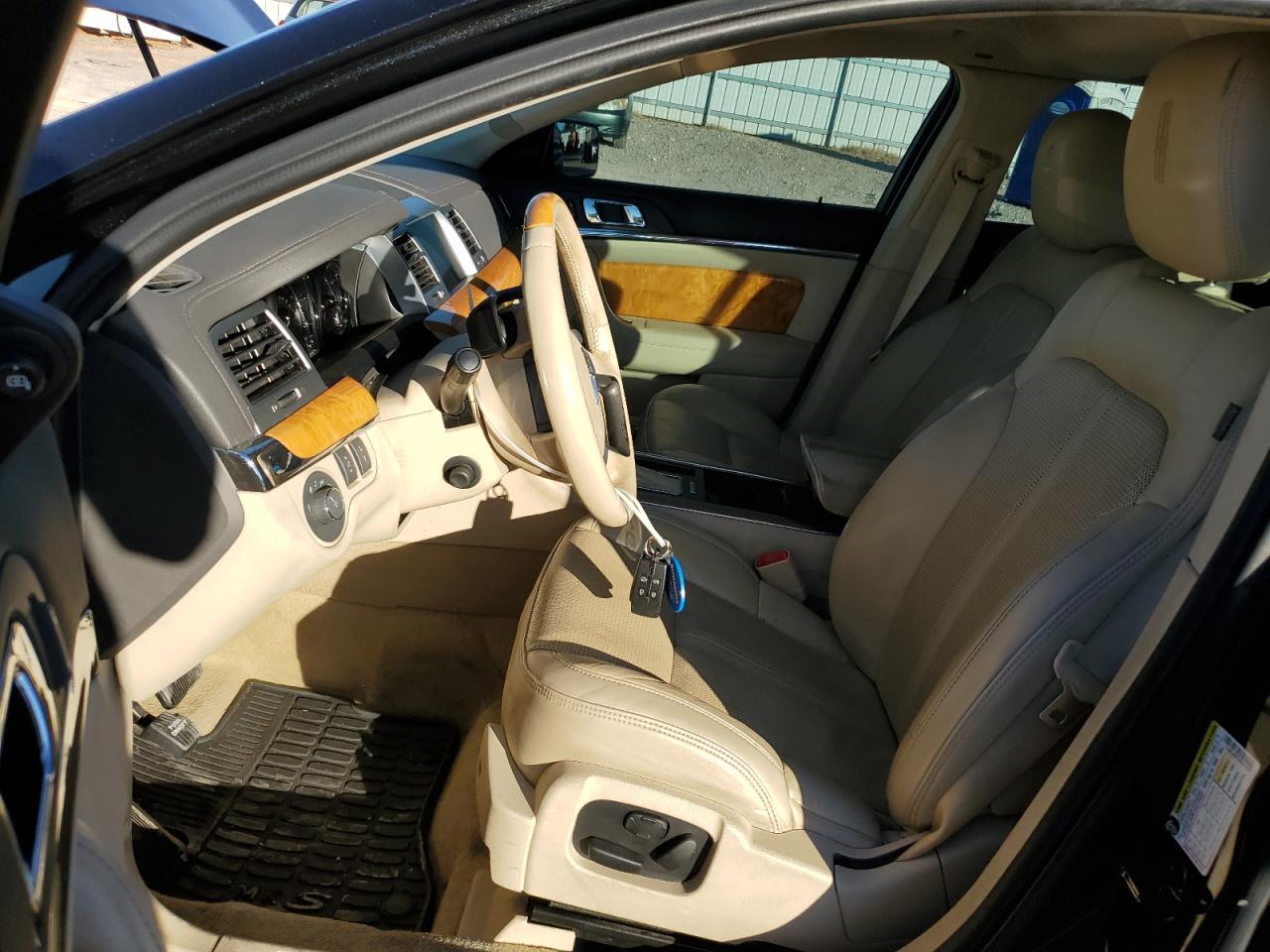 2011 Lincoln MKS - Image 7