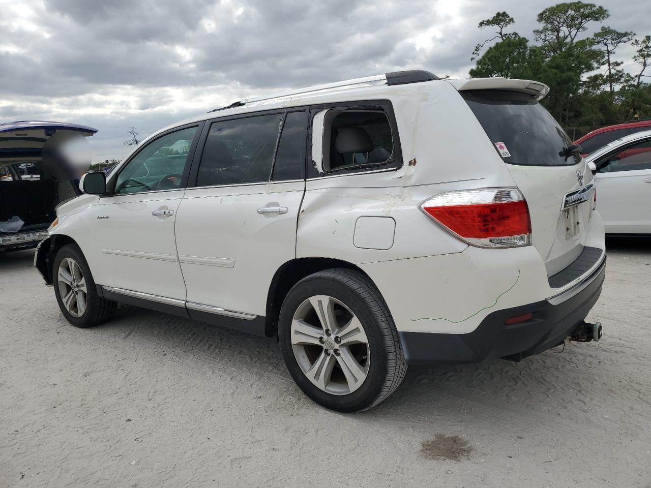 2013 Toyota Highlander - Image 2