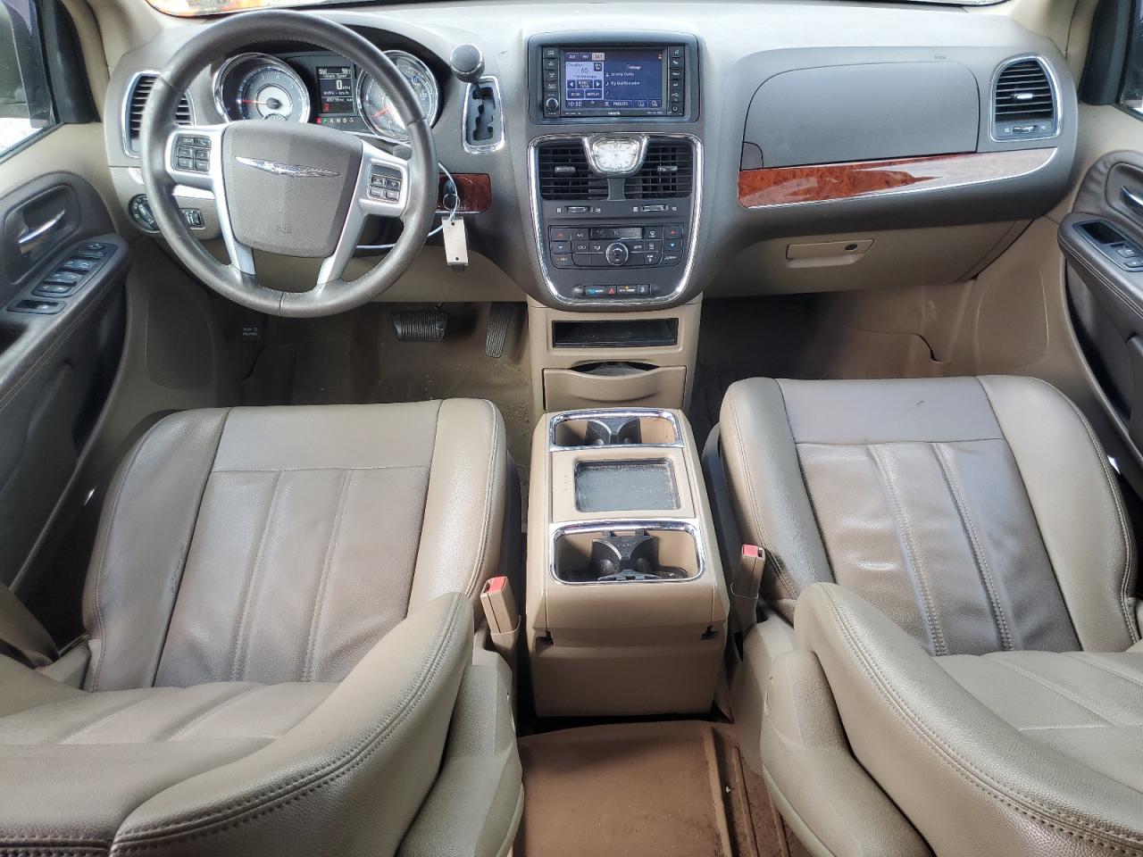 2013 Chrysler Town & Country - Image 8