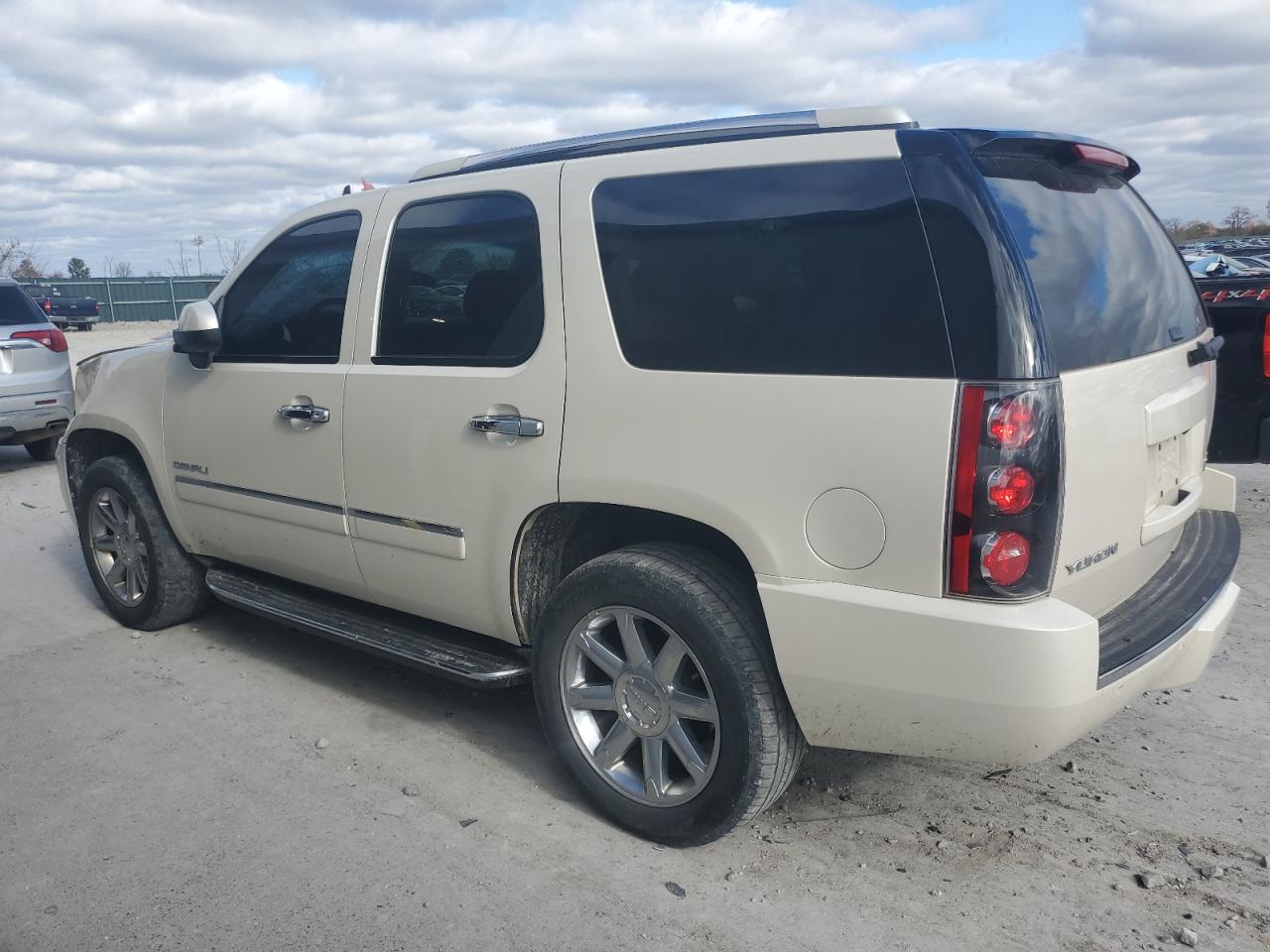 VIN 1GKS2EEF7DR253075 2013 GMC YUKON no.2