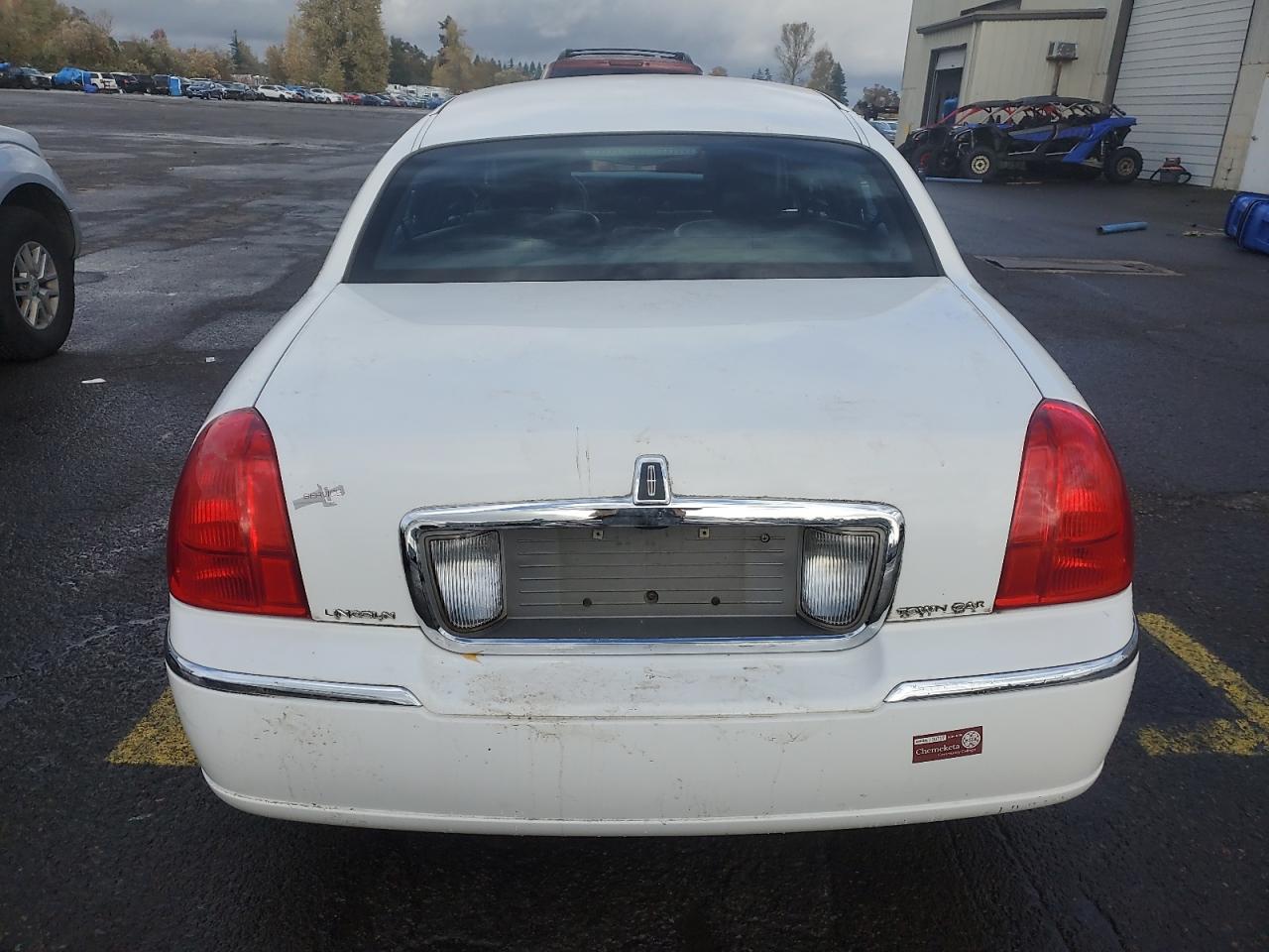2011 Lincoln Town Car - Image 6