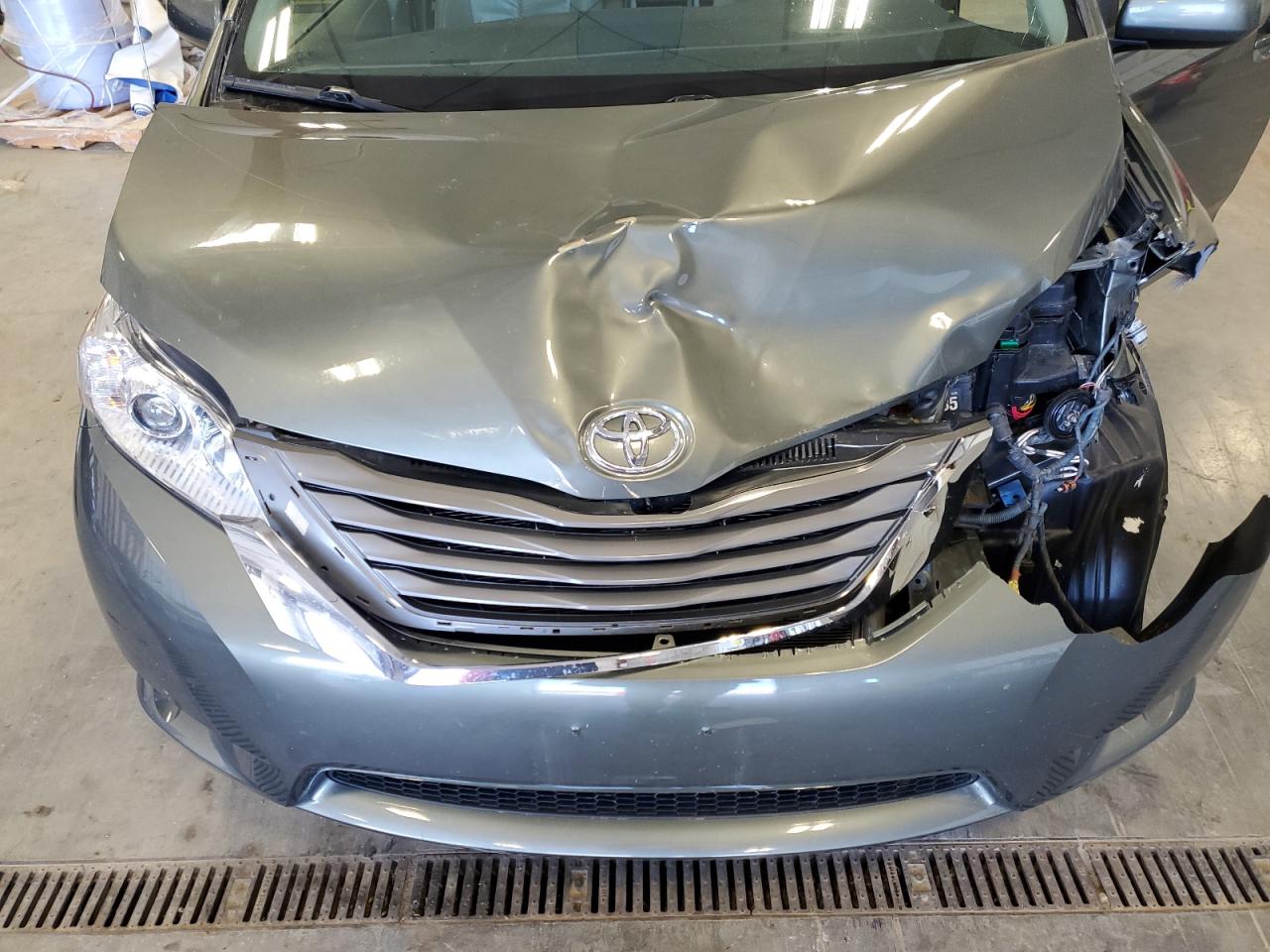 2011 Toyota Sienna - Image 13