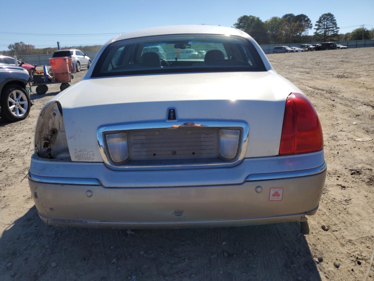 2003 Lincoln Town Car - Image 6