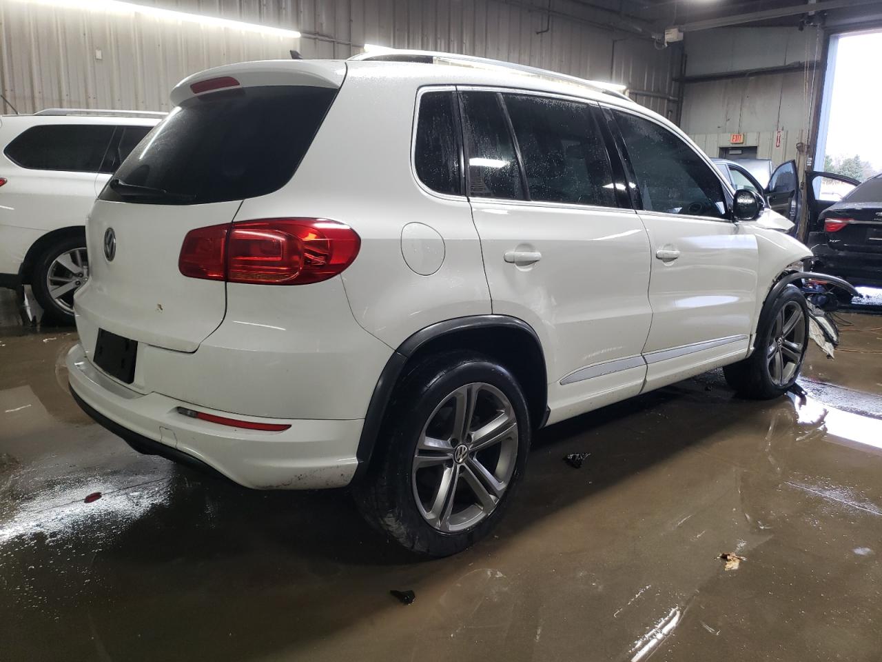 2017 Volkswagen Tiguan - Image 3