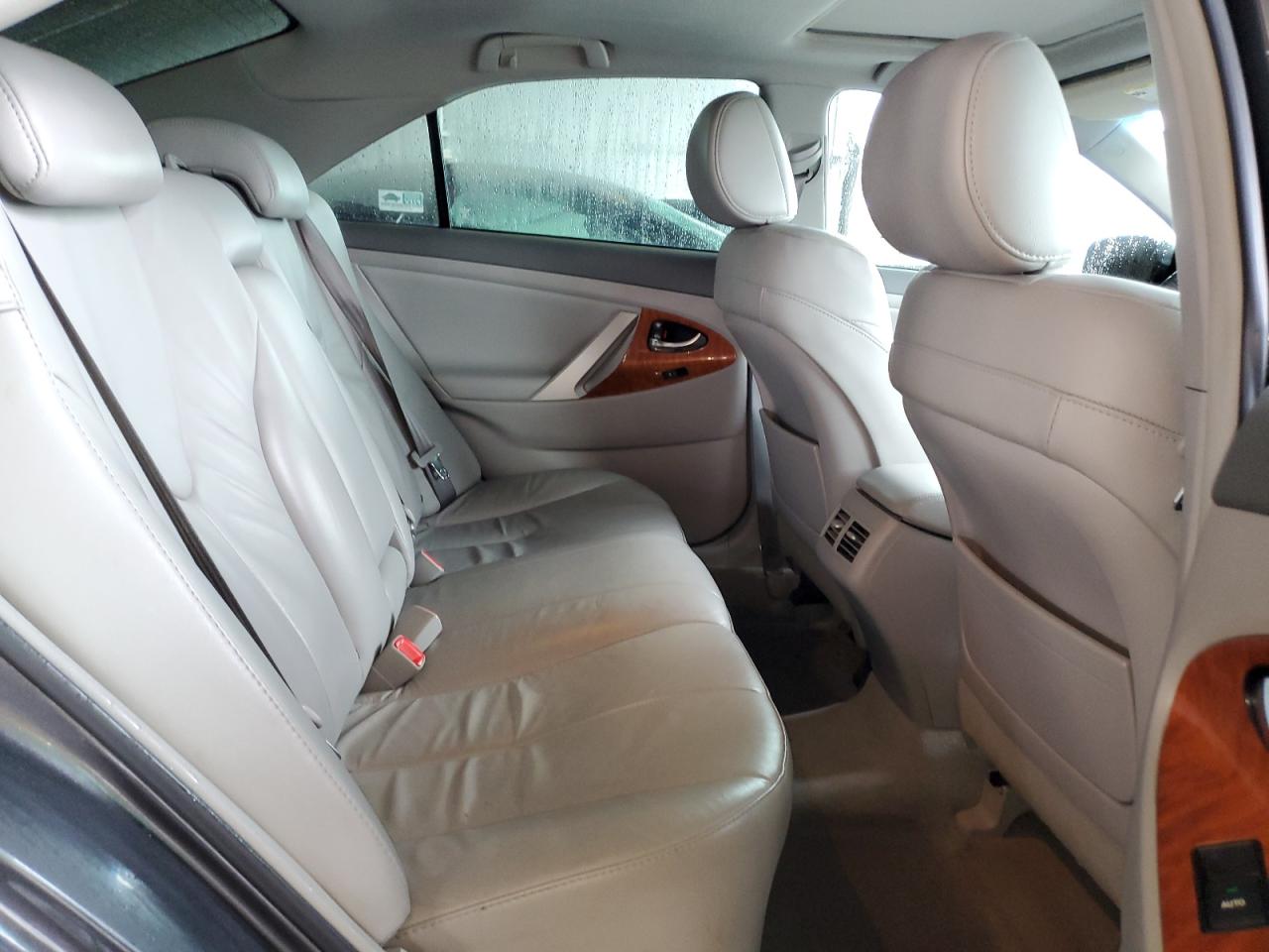 2011 Toyota Camry - Image 10