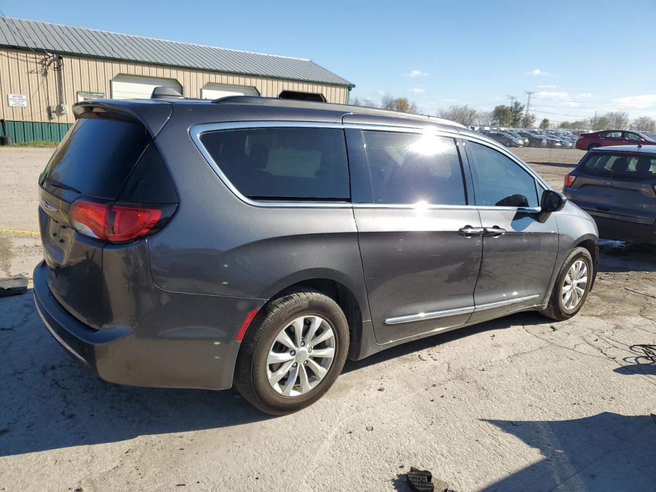 2017 Chrysler Pacifica - Image 3
