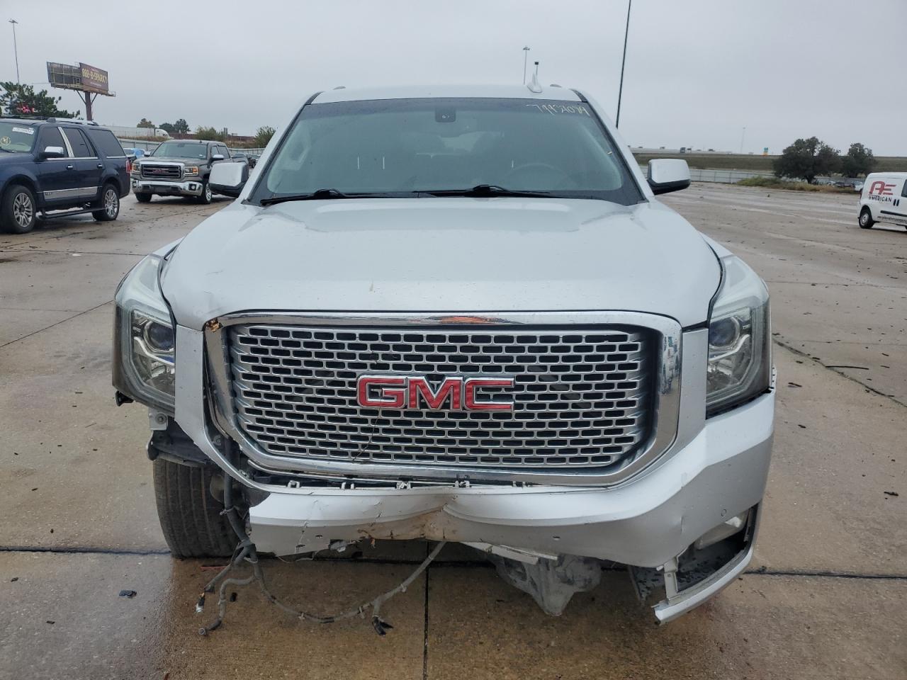 2016 GMC Yukon - Image 5
