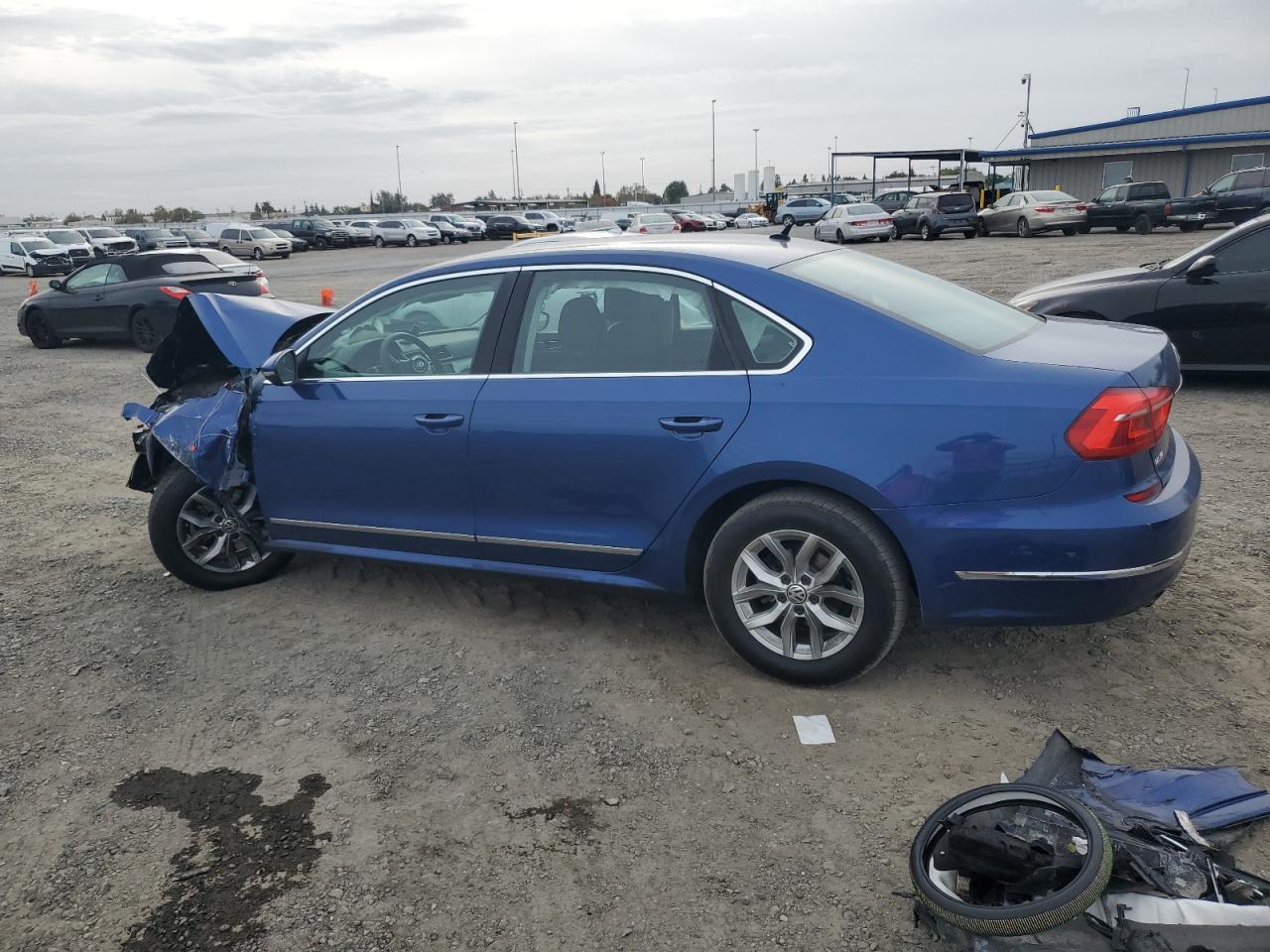 2016 Volkswagen Passat - Image 2