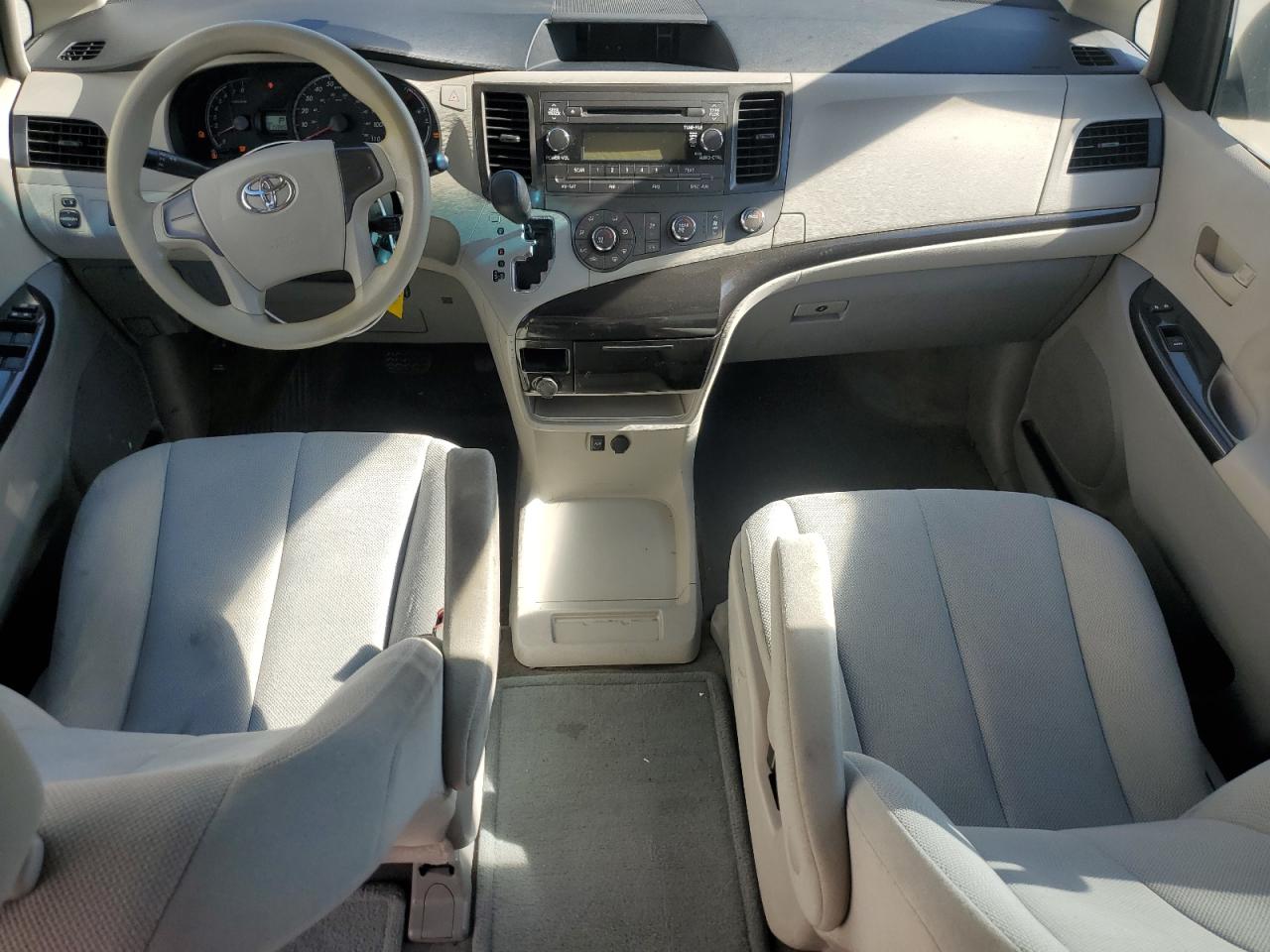 2014 Toyota Sienna - Image 8