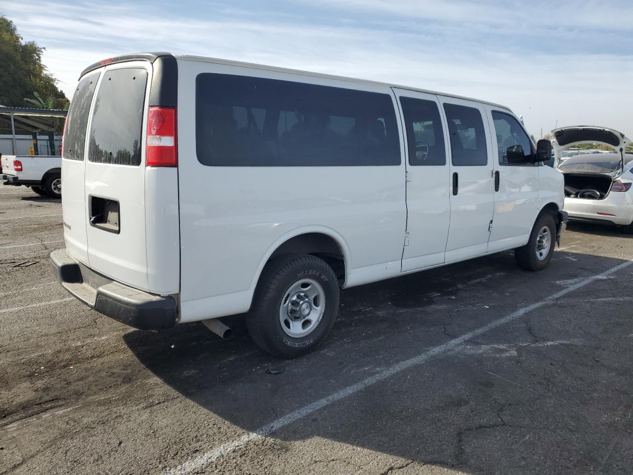 VIN 1GAZGPFG4K1217251 2019 CHEVROLET EXPRESS no.3