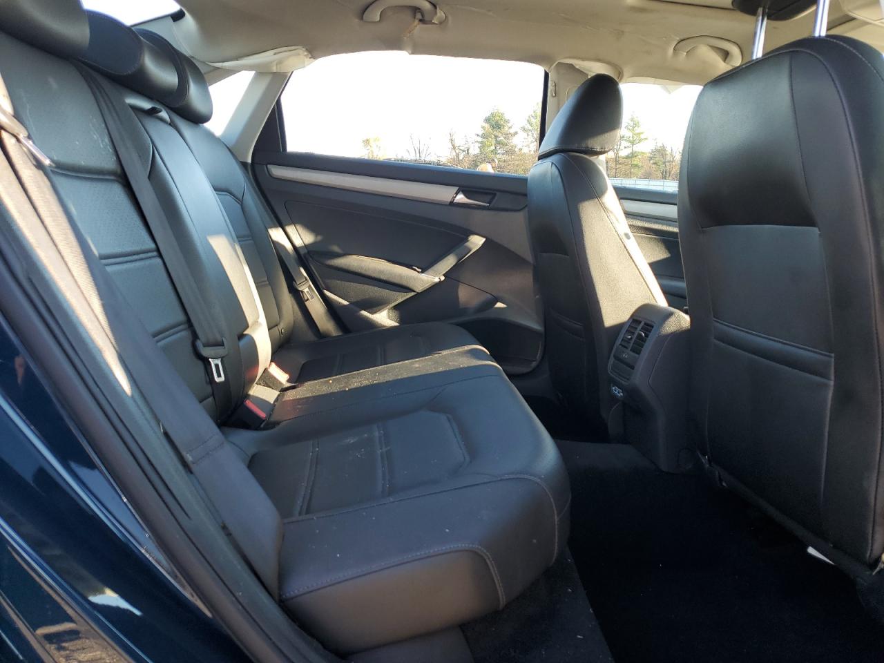 2021 Volkswagen Passat - Image 11