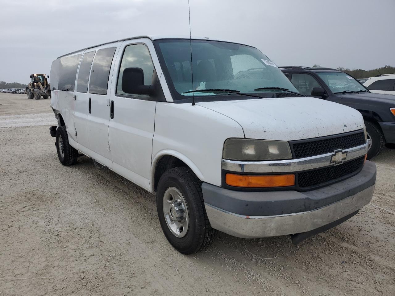 2010 Chevrolet Express - Image 4