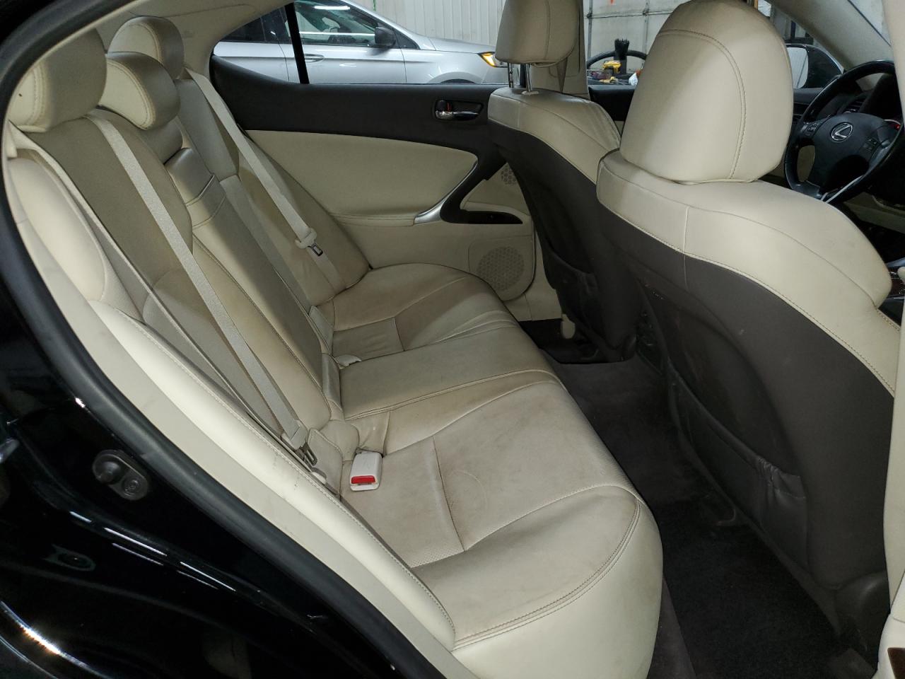 2010 Lexus IS - Image 11