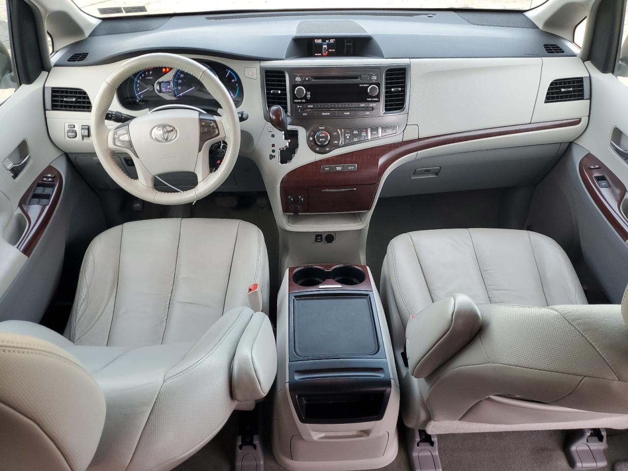 2012 Toyota Sienna - Image 8