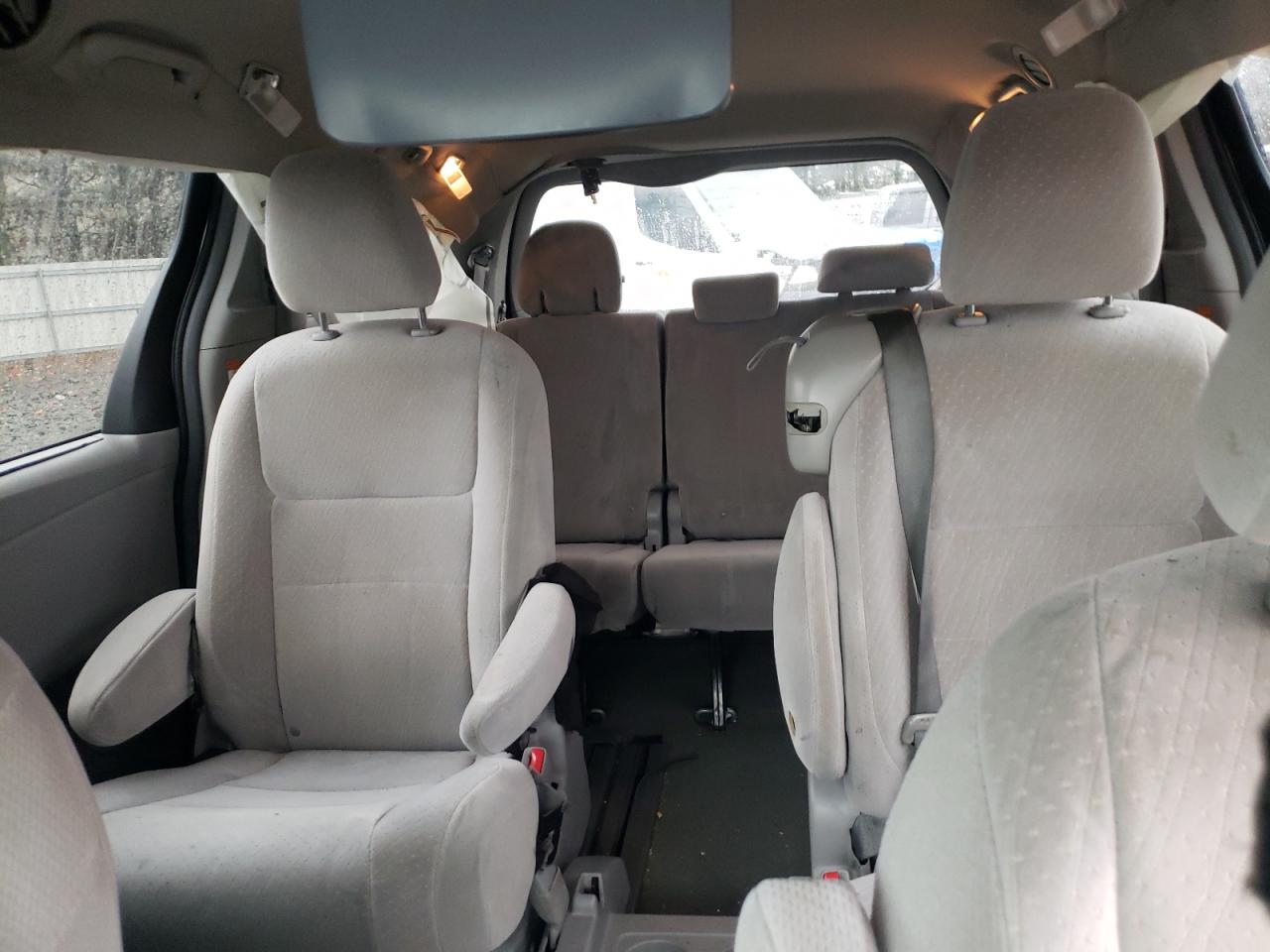 2017 Toyota Sienna - Image 10